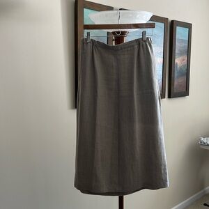 Lovely linen skirt by Iranian born British designer SHIRIN GUILD. Size medium